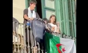 مشجع جزائري عاشق لمدريد يستفز لاعبي برشلونة خلال احتفالاتهم بإحراز “الليغا”ــ (فيديو)