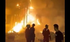 مشجعون لنادي الاتحاد الليبي يشعلون النار في جزء من مبنى رئاسة الوزراء بسبب ركلة جزاء- (فيديوهات)