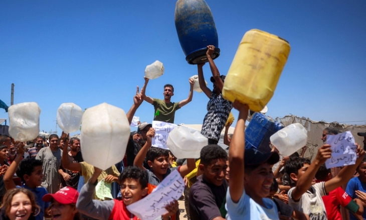 深刻な水不足に抗議して、容器を掲げる避難民たち、2026年5月25日、ハーン・ユーニスにて（AFP）