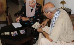 دينا آغا.. فلسطينية في لبنان توثق ذاكرة القرى المهجرة وتحمي رواية النكبة من الضياع – (فيديو)
