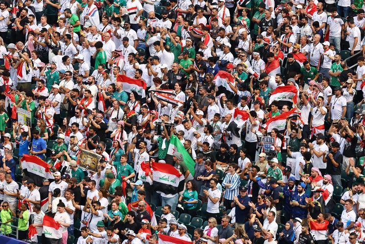 الجماهير العراقية تتقاطر على ملعب فيلادلفيا رغم العاصفة