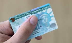 واشنطن بوست: كيف تراجعت إدارة ترامب فجأة عن سياسة بطاقة الإقامة الخضراء الجديدة