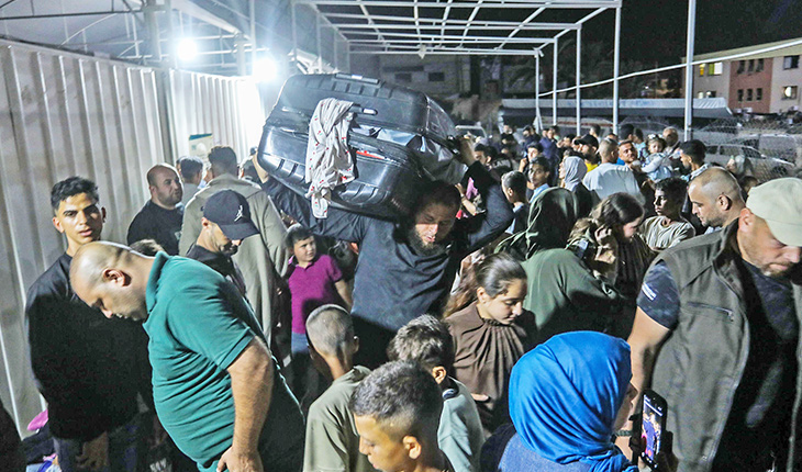 شهادات عن تفتيش دقيق واختفاء أمتعة وأدوية.. عذابات الفلسطيني