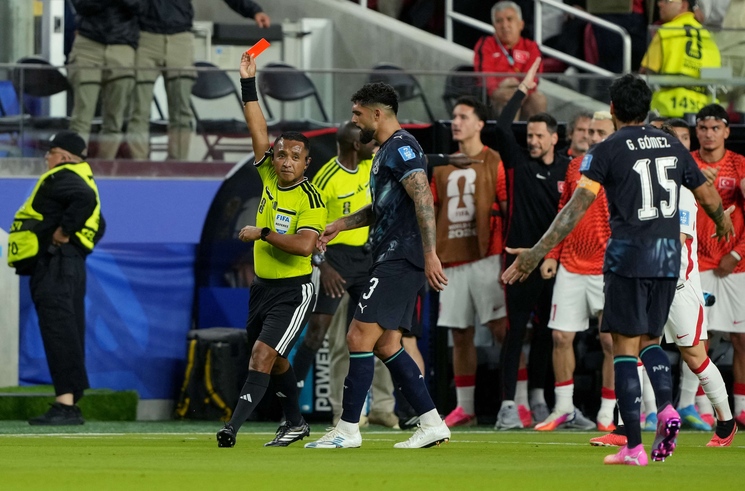 ألميرون يدخل التاريخ كأول ضحية لقانون تغطية الفم في المونديال