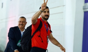 أيمن حسين مهاجم منتخب العراق  خضع للاستجواب لساعات في مطار شيكاغو