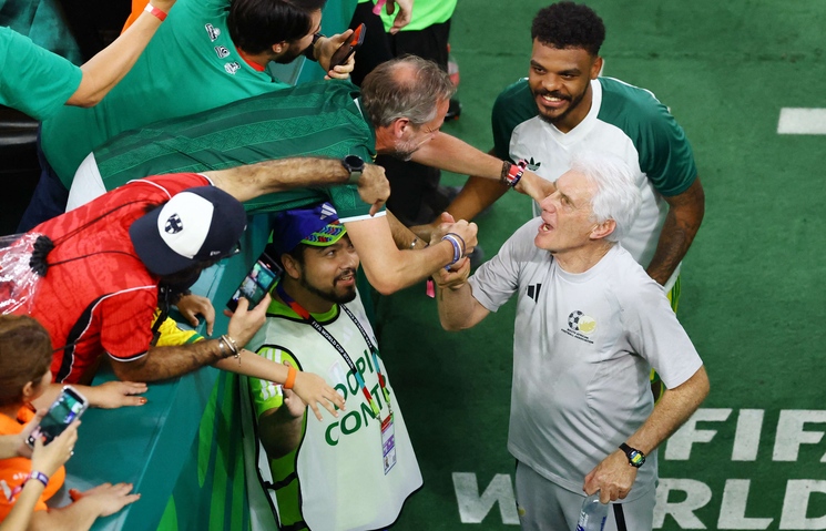 مدرب جنوب أفريقيا يحتفي بالإنجاز المونديالي التاريخي