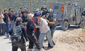 إصابة عشرات الفلسطينيين بالاختناق خلال قمع قوات الاحتلال الإسرائيلي وقفات مناهضة للاستيطان في الخليل ورام الله