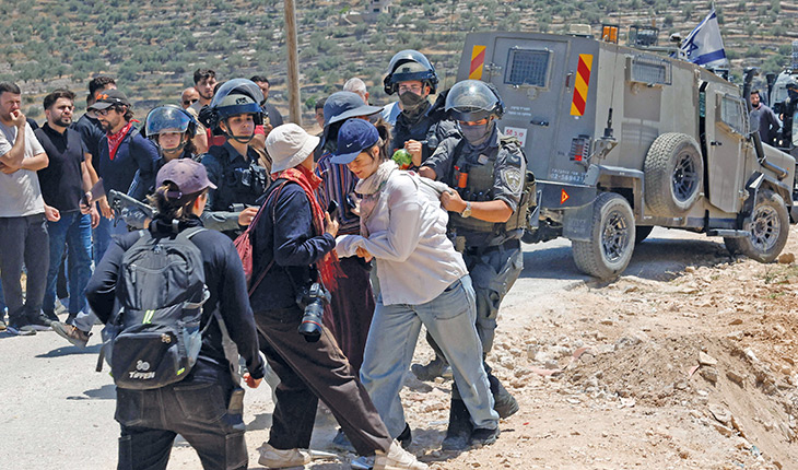 إصابة عشرات الفلسطينيين بالاختناق خلال قمع قوات الاحتلال الإسرائيلي وقفات مناهضة للاستيطان في الخليل ورام الله
