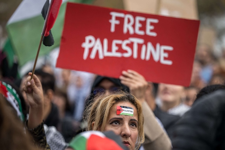 نشطاء ينظمون أسطول قوارب في بحيرة جنيف دعما لفلسطين قبيل قمة مجموعة السبع