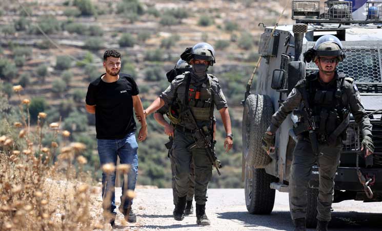 إسرائيل تعتقل 14 فلسطينيا بينهم طفل في الضفة الغربية