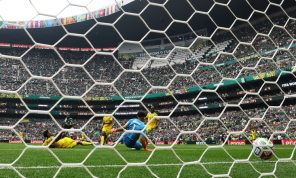 المكسيكي كينيونيس لاعب القادسية السعودي يسجل الهدف الأول في البطولة