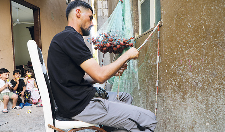 الرحلة بين اللجوء والحرب… البحر لا يغادرهم: صيادو المخيمات الفلسطينية في جنوب لبنان – (فيديو)
