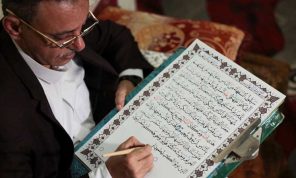 يمني يحافظ على تقليد كتابة المصحف بخط اليد- (شاهد)