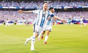 ميسي بكى بعد هدفه الأول ضد الجزائر… وحكم سابق: كان يجب أن يطرد من المباراة