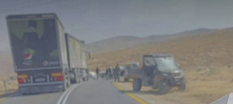 مستوطنون يهاجمون مركبات وإسرائيل تخطر بوقف بناء منازل بالضفة