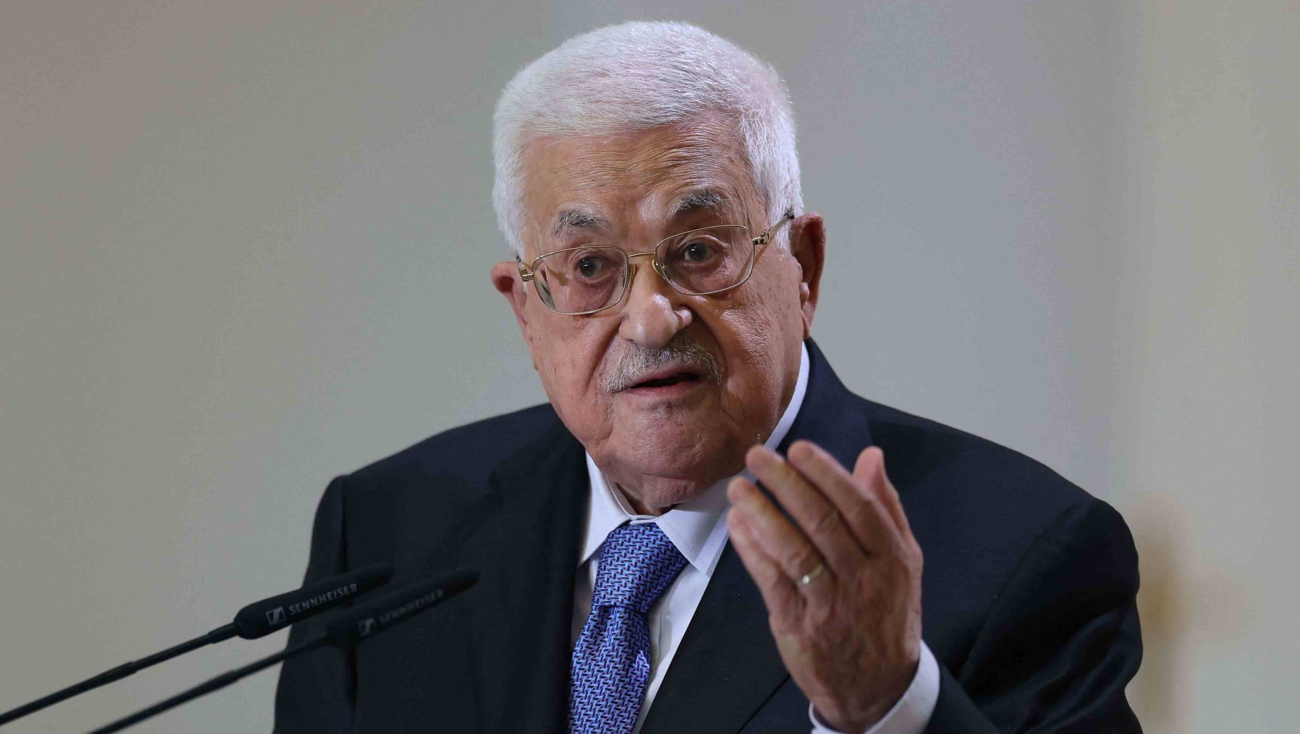 عباس يدعو كنائس القدس لرفض ضريبة إسرائيلية ويحذر من استهدافها