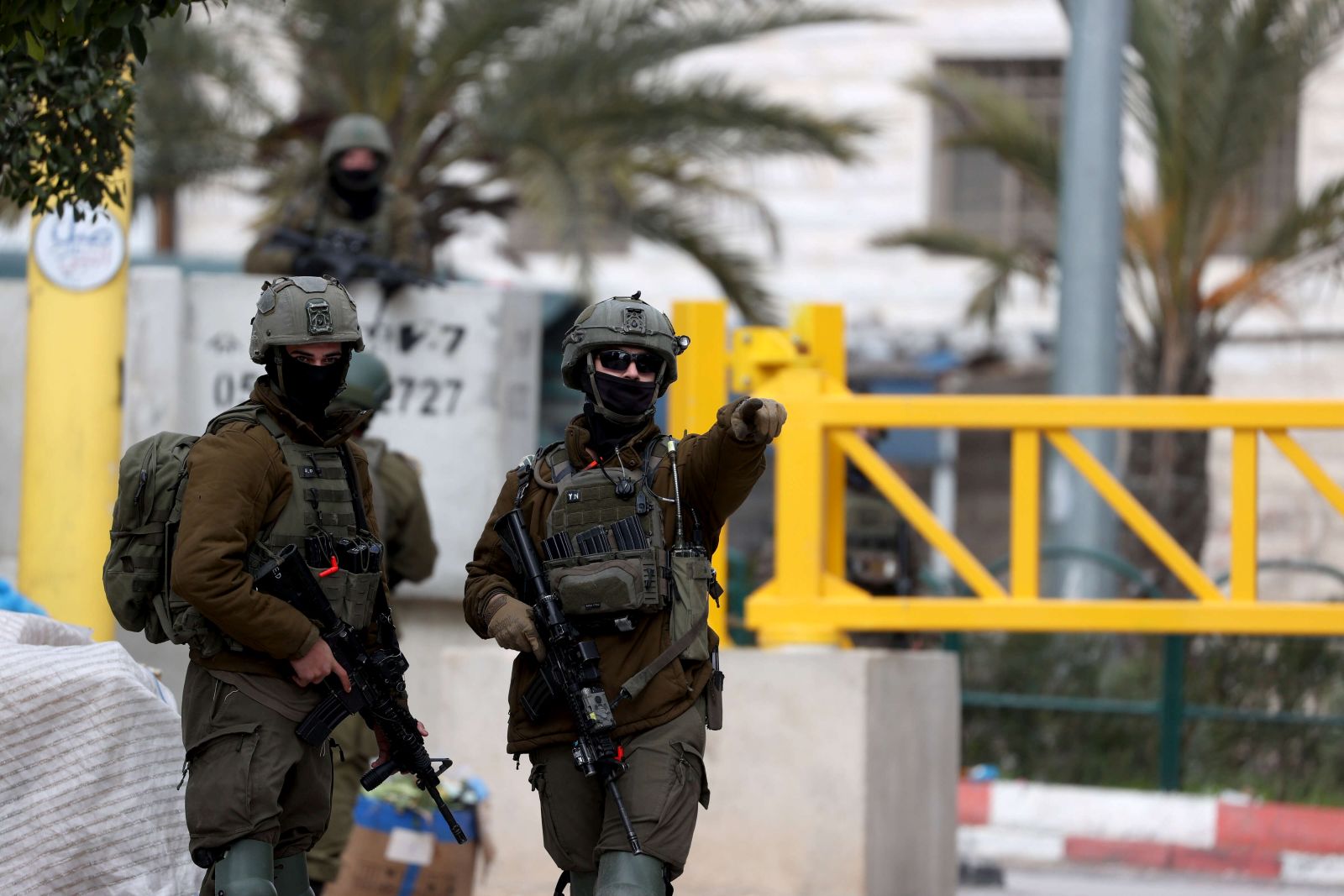 إصابة فلسطيني واعتقال اثنين في اقتحامات إسرائيلية في الضفة