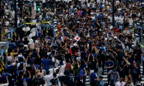 جماهير الساموراي الأزرق تحتشد في شوارع طوكيو احتفالا بالفوز
