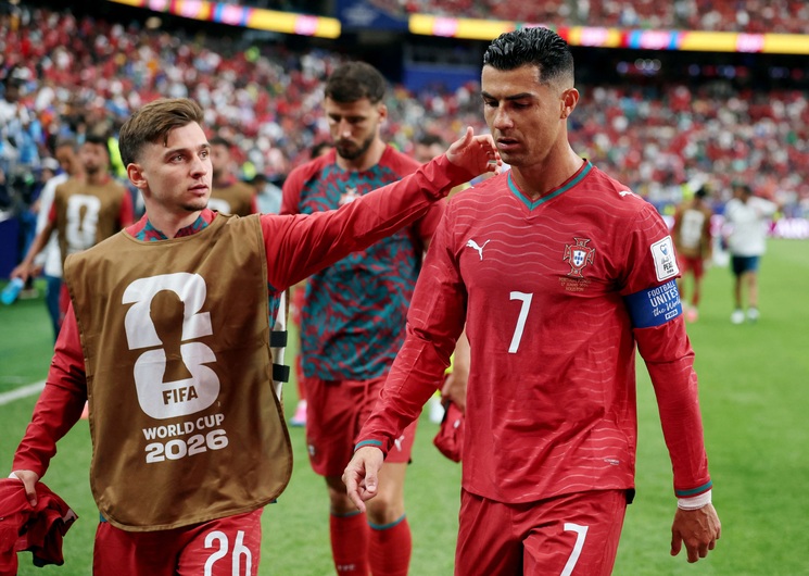 “مجرد لاعب ولا يختلف عن الآخرين”.. انتقادات لاعب برتغالي لكريستيانو تثير الجدل- فيديو