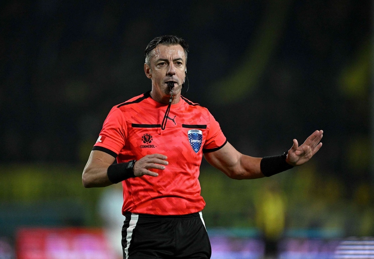 البرازيلي رافائيل كلاوس يدير مباراة السعودية وإسبانيا في كأس العالم