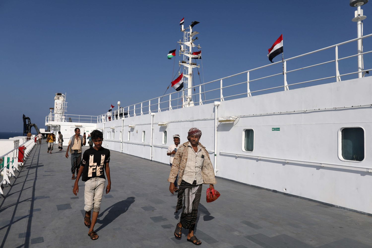 لماذا يهدد الحوثيون بمهاجمة السفن بالبحر الأحمر؟ و
