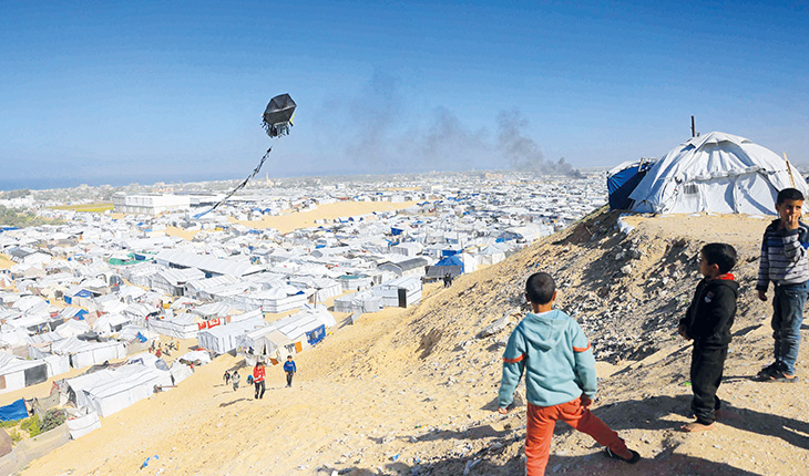 أطفال غزة يطاردون الأمل بأطباق من جريد النخيل