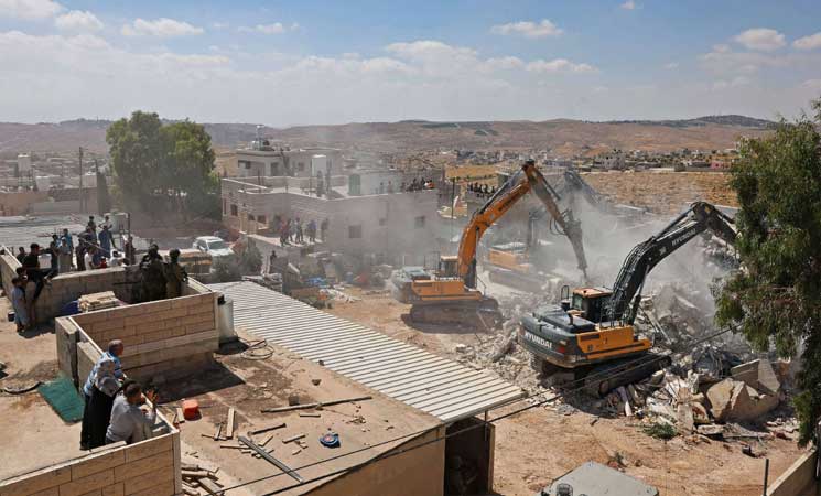 إسرائيل تشرد 3 عائلات فلسطينية بهدم منزل جنوبي الضفة- (شاهد)