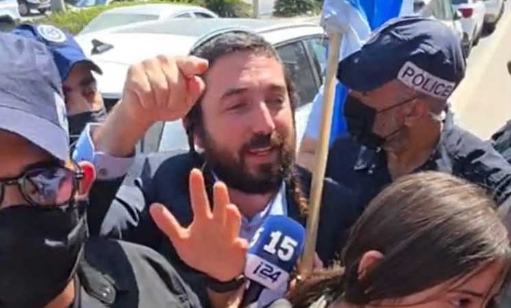 “مجرم ومحرض”.. احتجاج فلسطيني في رهط على زيارة عضو كنيست لمدرسة- (فيديو)
