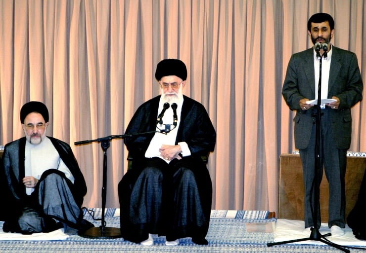 “القط ذو الحذاء”.. عملية الموساد السرية لتتويج أحمدي نجاد زعيماً لإيران