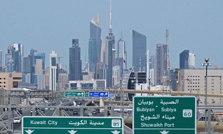 الكويت: دفاعاتنا الجوية تتصدى لمقذوفات عقب الضربات الأمريكية على إيران