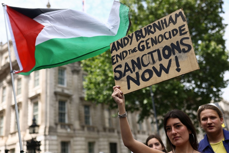 بريطانيا: متظاهرون في مسيرة فلسطين يطالبون آندي برنام بالتحرك ضد إسرائيل