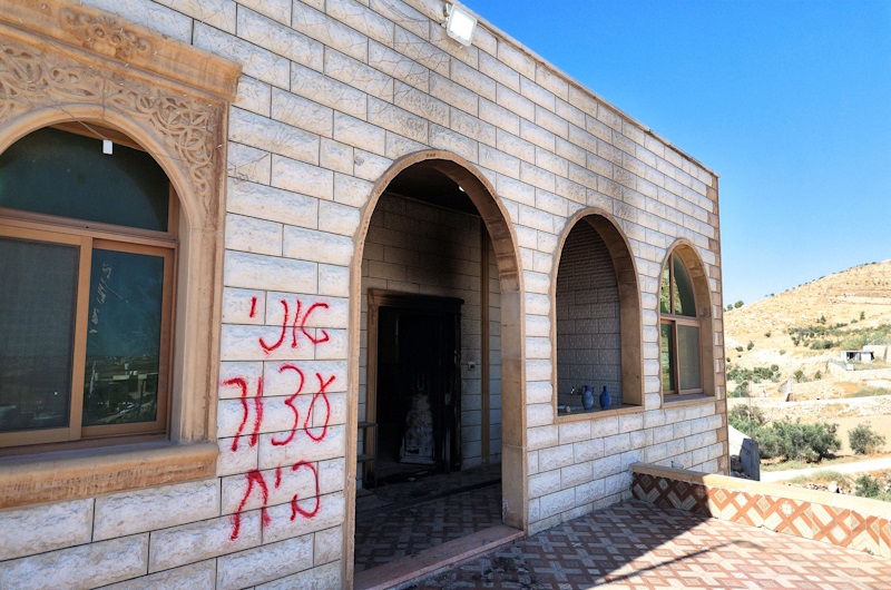 مستوطنون يحرقون مسجدين ومنزلا في الضفة الغربية- (فيديوهات)