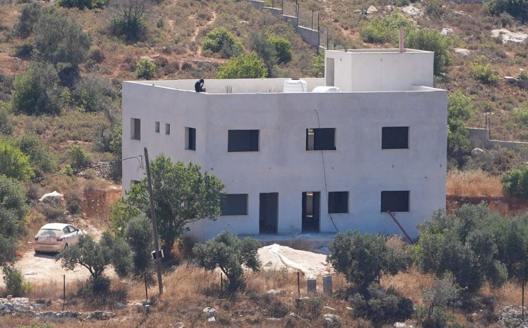 مستوطنون إسرائيليون يستولون على منزل أحلام فلسطيني بالضفة الغربية