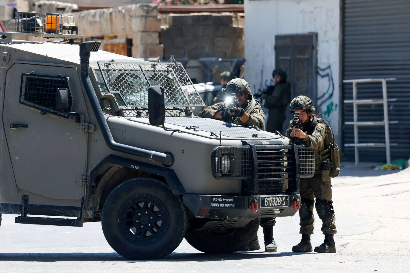 الجيش الإسرائيلي يعتقل 37 فلسطينيا في مداهمات بالضفة الغربية