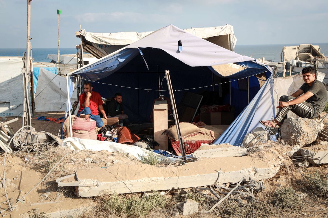 الغزيون بين فكي الصواريخ والأوبئة.. الحشرات والجرذان تحول حياة النازحين إلى جحيم