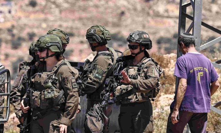 مستوطنون يحاصرون منزلاً في جالود منذ أسبوعين على مرأى من الجيش وبمساعدته