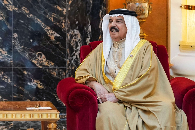 ملك البحرين يبحث مع قائد “سنتكوم” التعاون الدفاعي وتطورات المنطقة