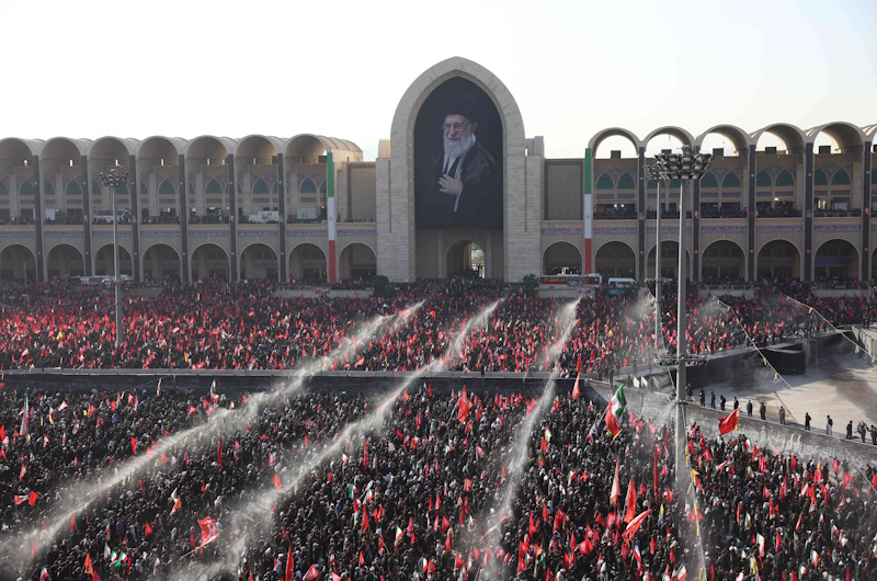 حشود كبيرة تصلي على خامنئي في طهران- (فيديو)