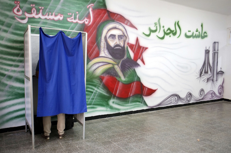 لوموند: إحكام السيطرة على اللعبة الانتخابية يثير مخاوف من عزوف واسع عن الاستحقاق التشريعي في الجزائر