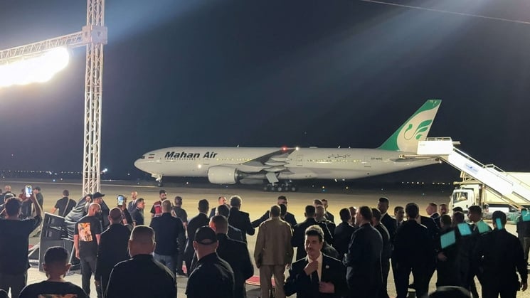 التلفزيون العراقي: وصول نعش خامنئي لمطار النجف ضمن مراسم التشييع