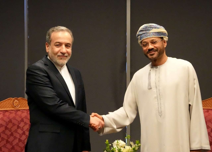 إيران وعمان تبحثان آليات مرور السفن بأمان من مضيق هرمز