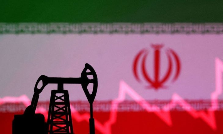 مسؤول: أمريكا ستلغي ترخيصا كان يجيز بيع النفط الإيراني