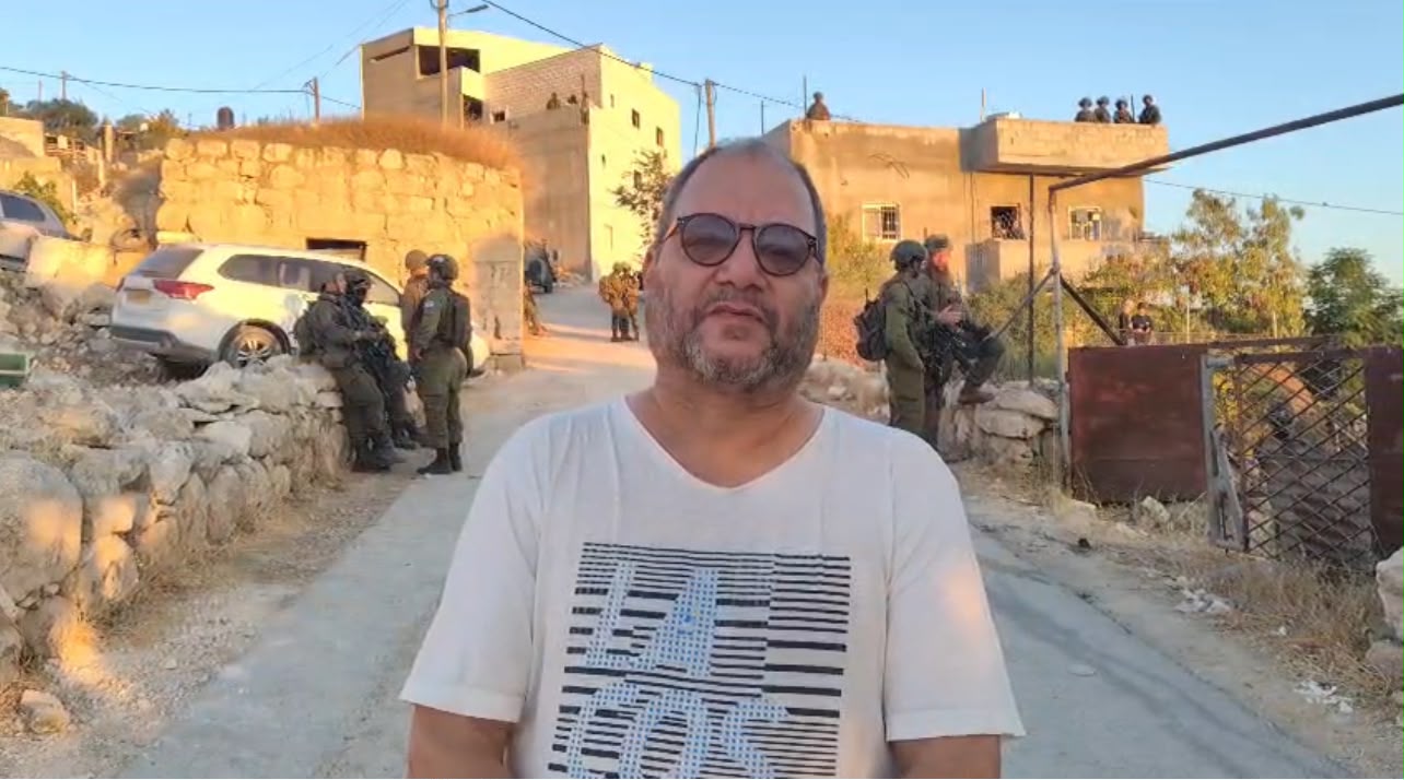 نائب إسرائيلي يقضي ليلة مع الفلسطينيين في مسافر يطا للتضامن معهم ضد اعتداءات الجنود والمستوطنين