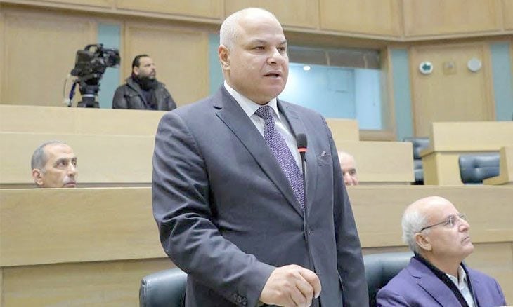 “استقالة وزير العمل الأردني ليست دستورية” بعد: الرئيس في “إجازة” وروايته: “إحالة عطاء على نجل البكار”
