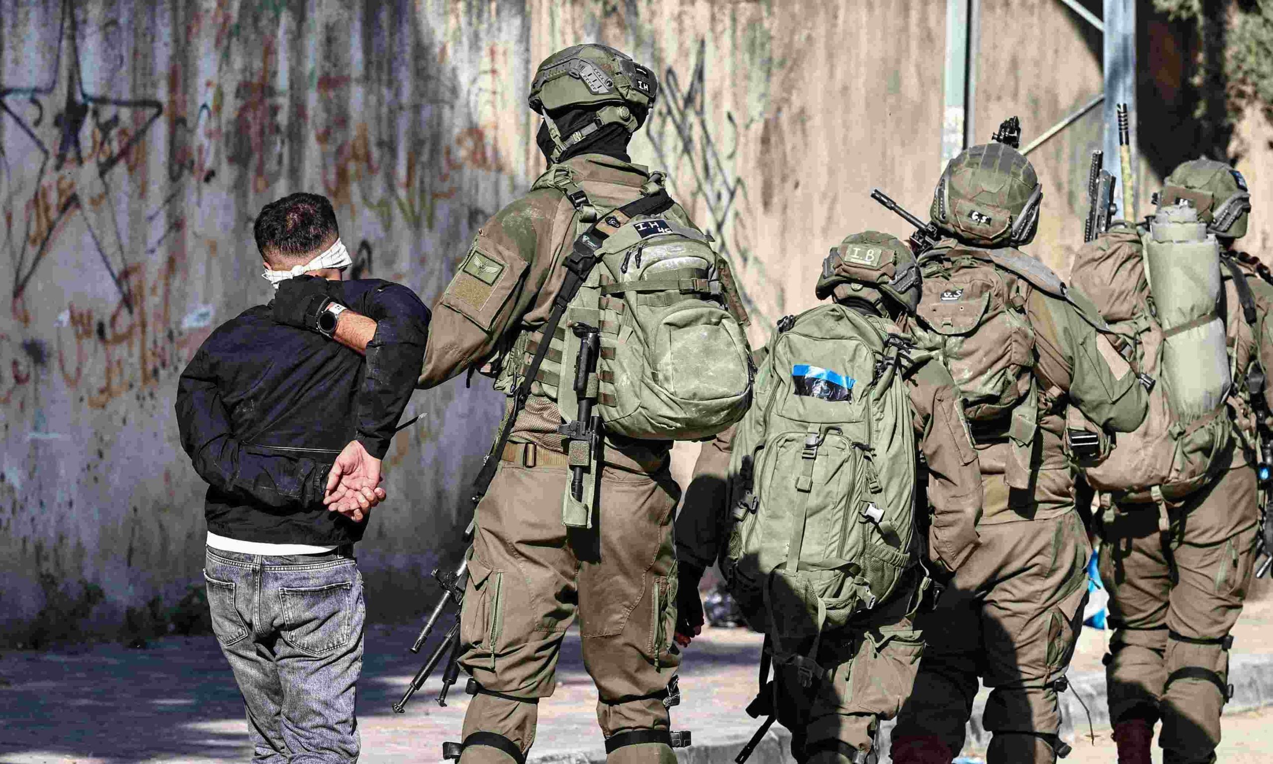 الجيش الإسرائيلي يعتقل 32 فلسطينيا في مداهمات واسعة في الضفة