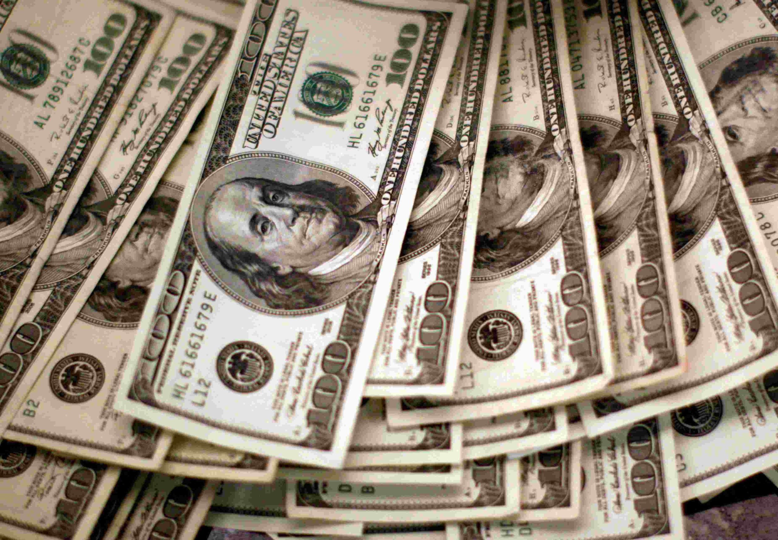 الدولار قرب أعلى مستوى في أسبوع بعد إعلان ترامب انتهاء اتفاق مع إيران