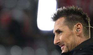 كلوزه يهنئ ميسي بعد انتزاع رقمه القياسي في كأس العالم