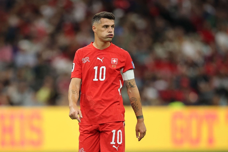 تشاكا لاعب سويسرا.. طفولة صعبة ساعدته أن يكون قائدا