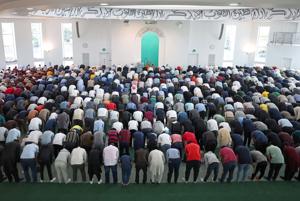 لماذا أصبحت أقدم مجلة بريطانية عربة لشيطنة المسلمين ونشر كل التحيز ضدهم؟